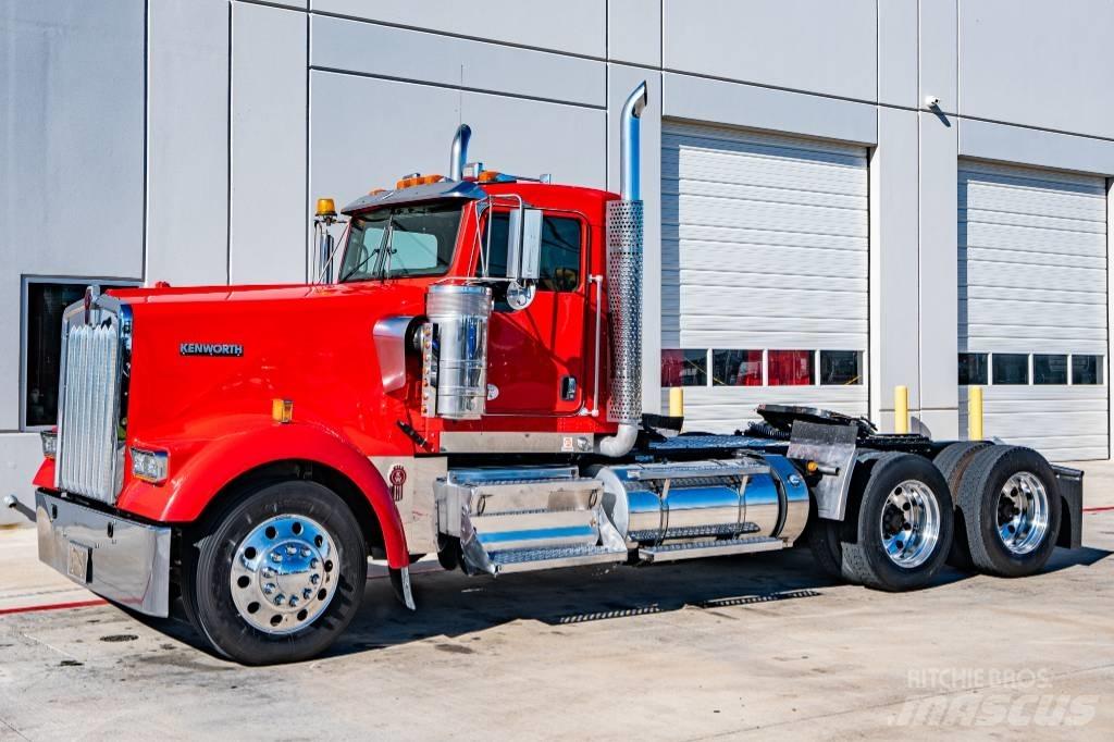 Kenworth W 900 牵引车