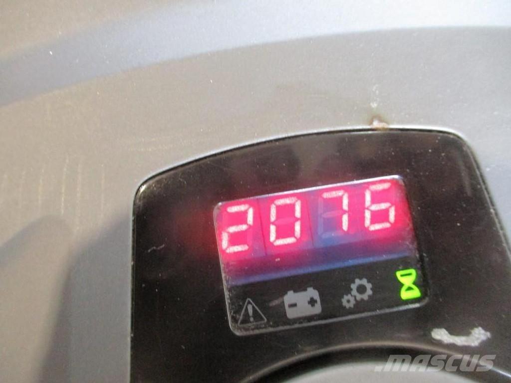 Toyota LPE200 电动搬运车