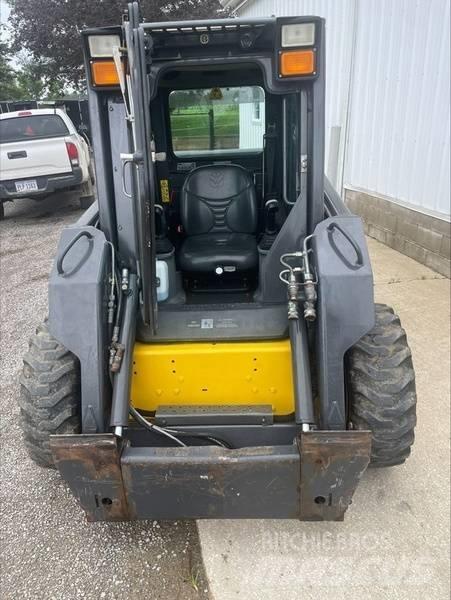 New Holland L 170 滑移装载机