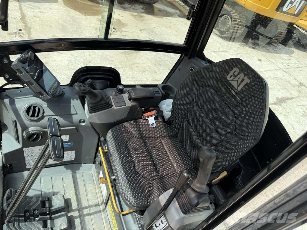 CAT 302 CR 小型挖掘机