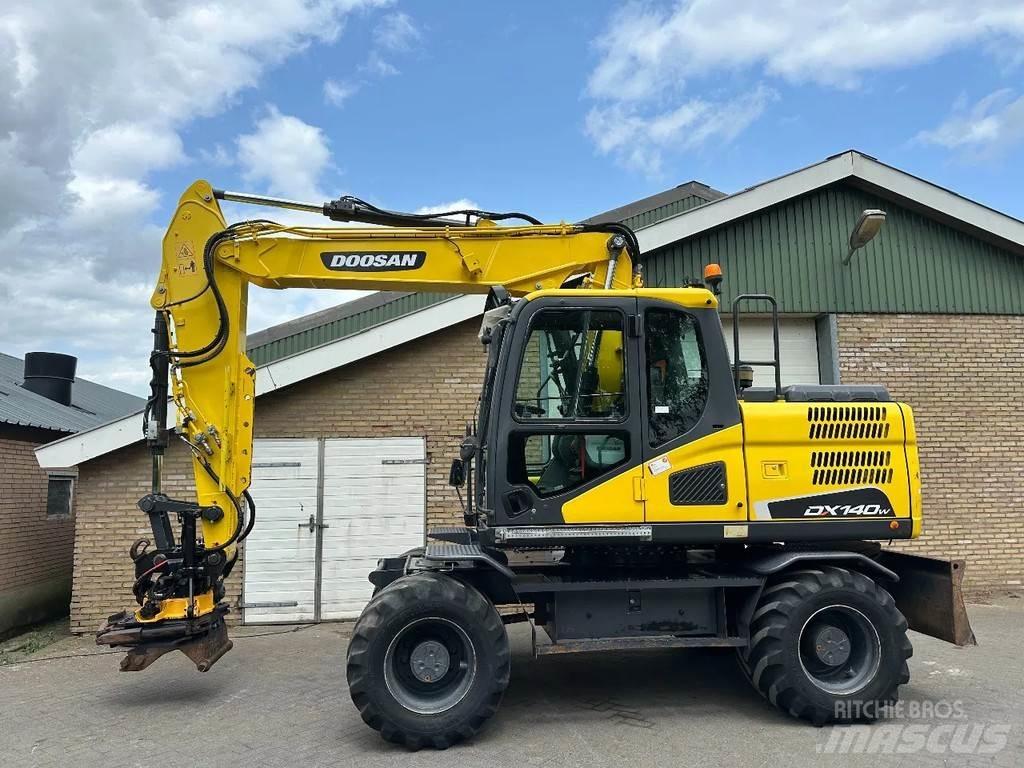 Doosan DX140W-5 轮式挖掘机