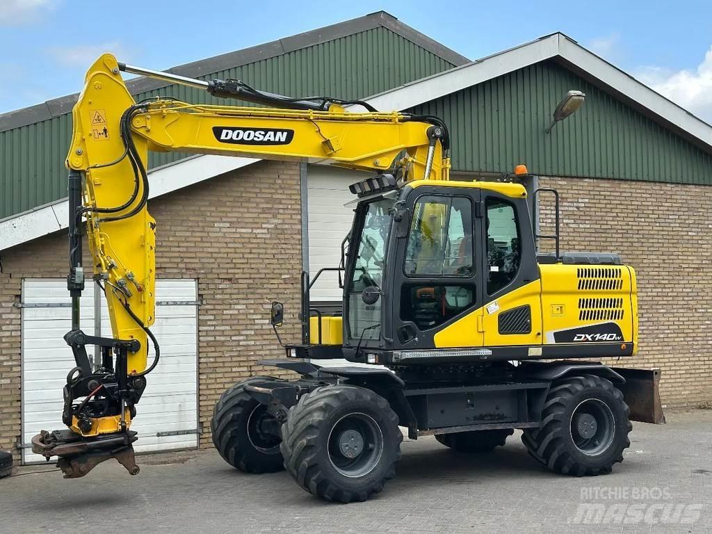 Doosan DX140W-5 轮式挖掘机