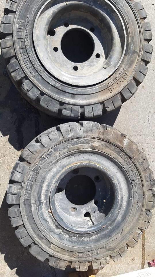 Bobcat 2000 轮胎、车轮和轮圈