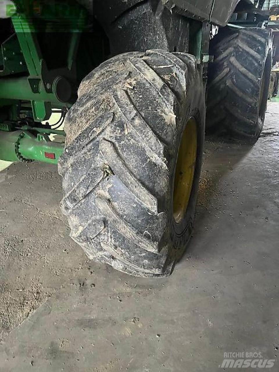 John Deere t670 联合收割机