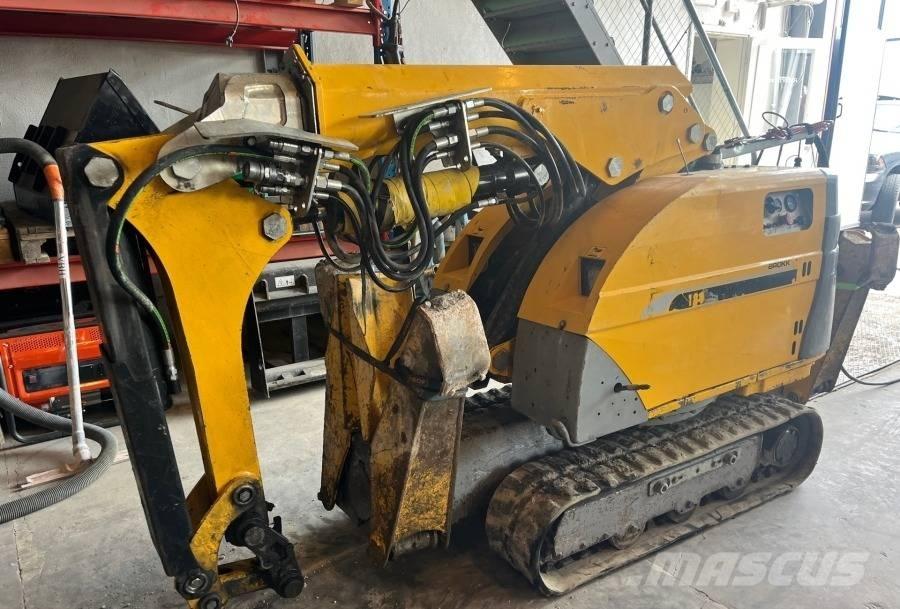 Brokk 180 组装挖掘机