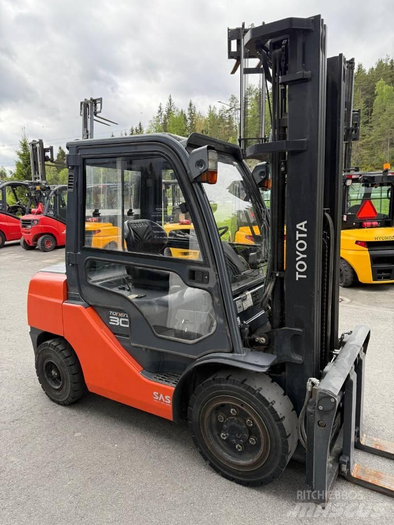Toyota 02-8 FDF 30 柴油叉车