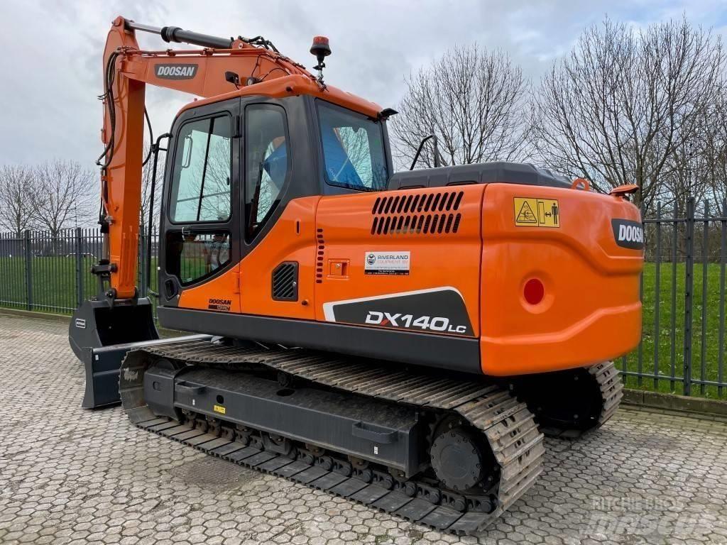 Doosan dx140w 轮式挖掘机
