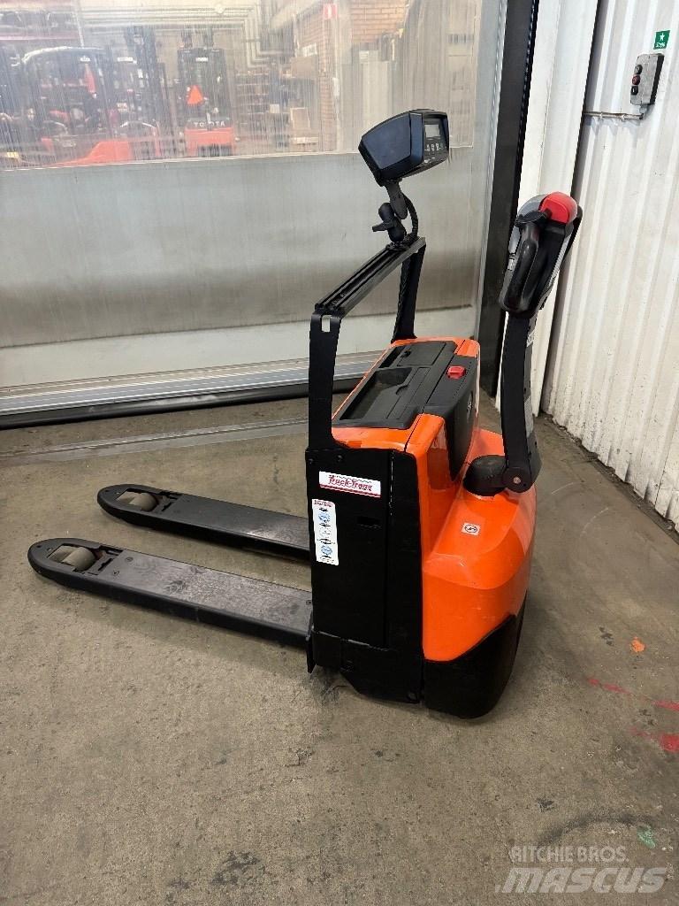 Toyota LWE180 手摇升降机