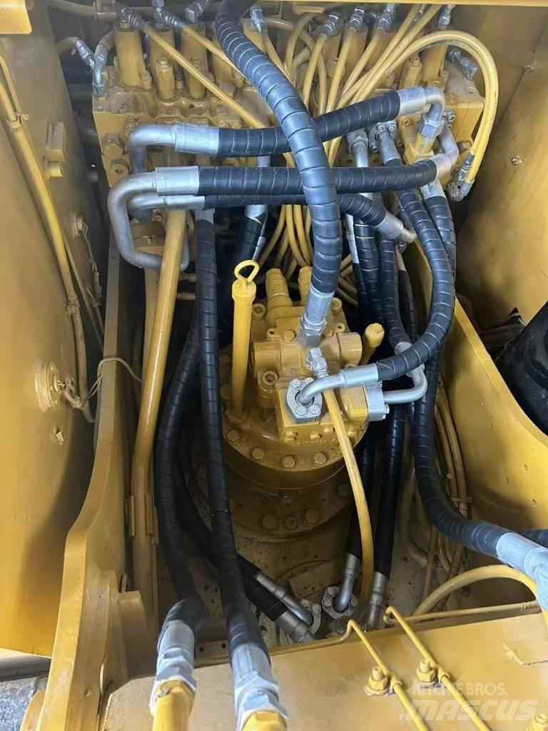 CAT 320 D2 履带挖掘机