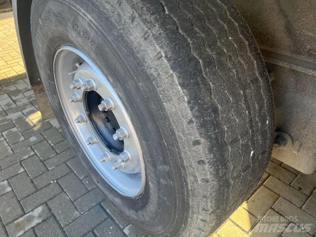 Kögel SNCO 24 侧帘半挂车