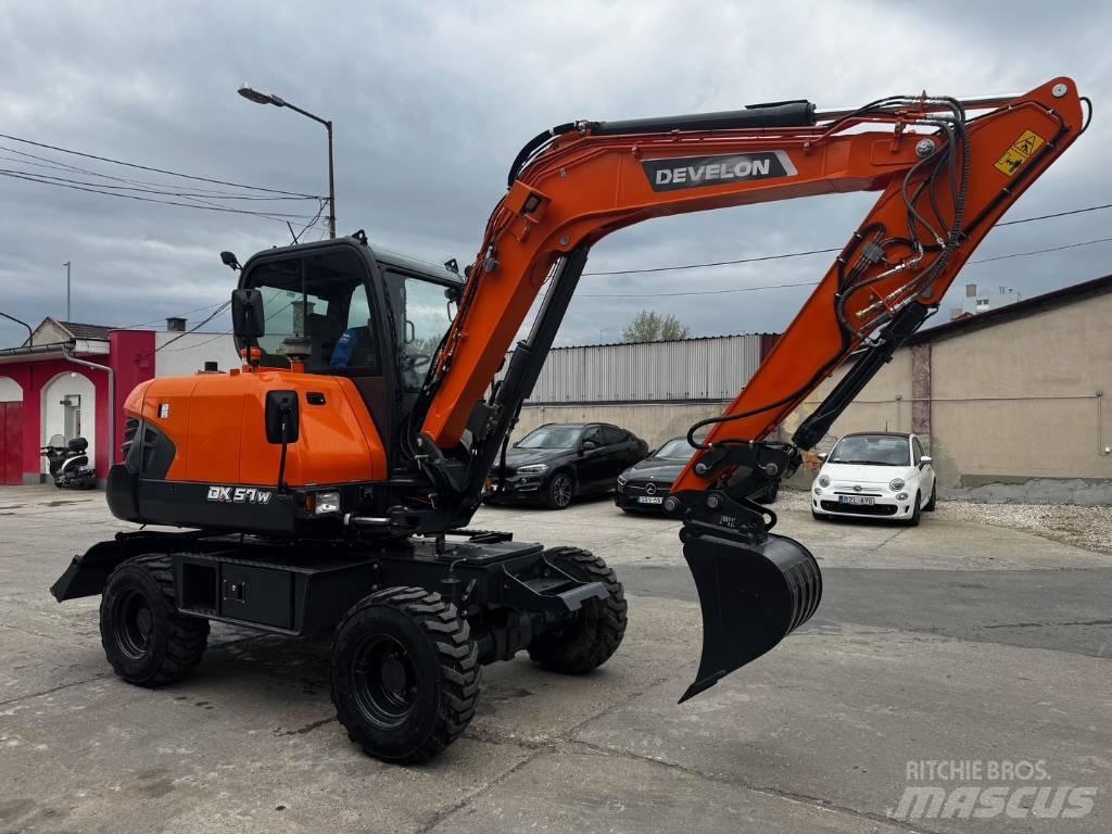 Develon DX 57 W-7 轮式挖掘机