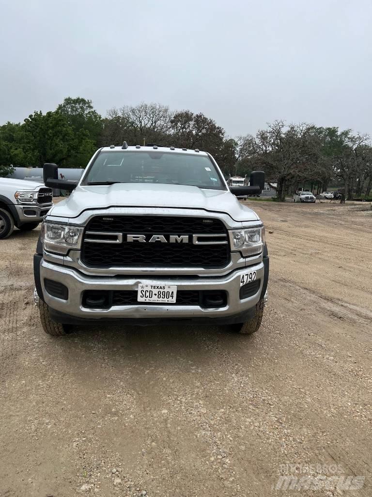 RAM 5500 平板栏板货车