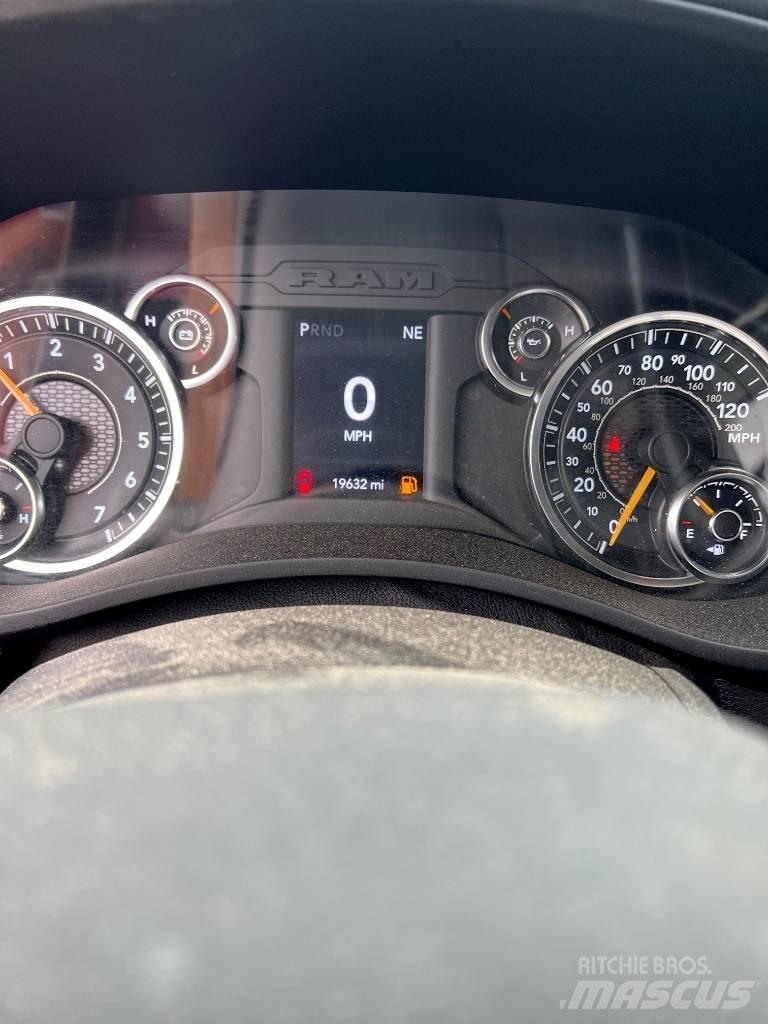 RAM 5500 平板栏板货车