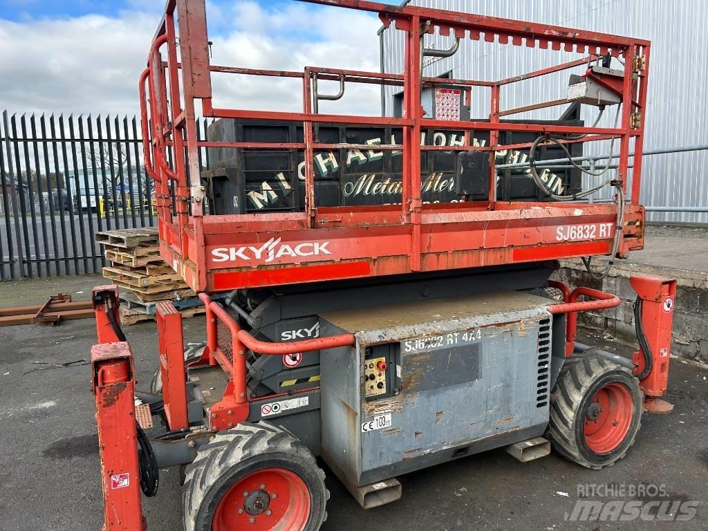 SkyJack SJ 6832 RT 剪叉式升降机