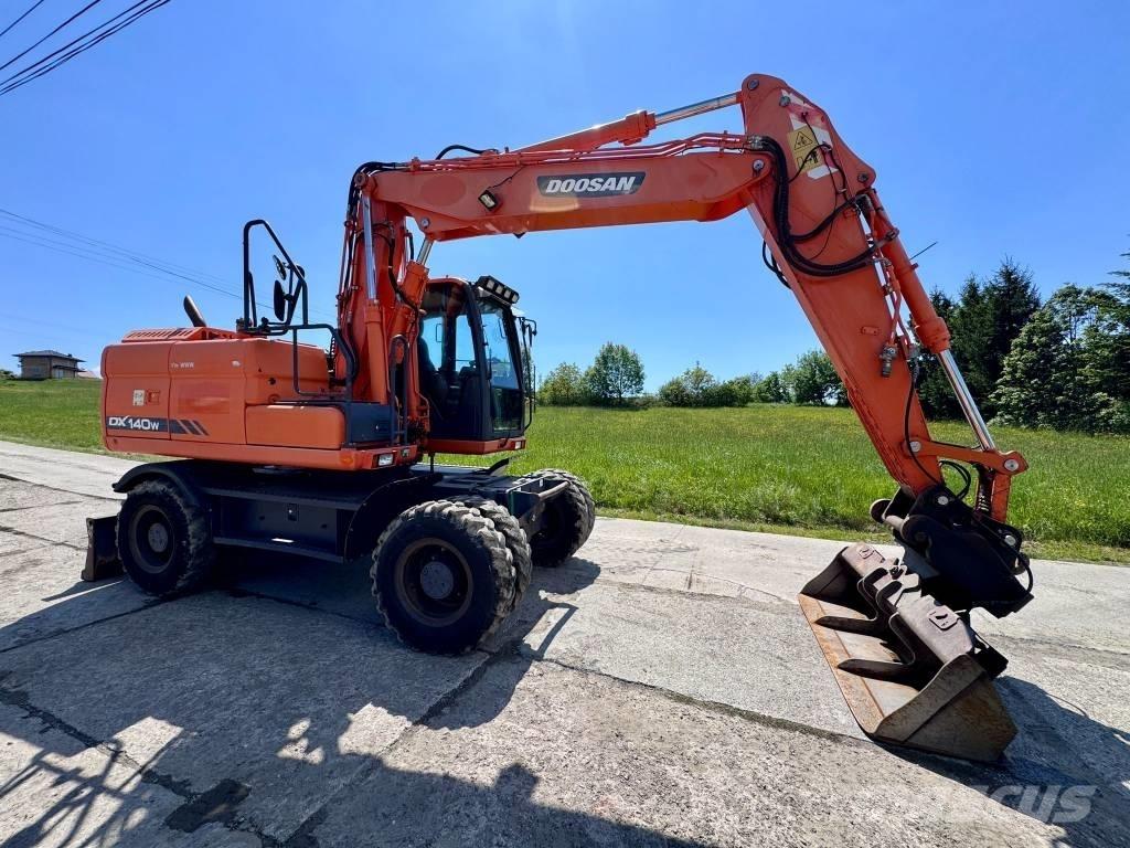 Doosan DX 140 W-3 轮式挖掘机