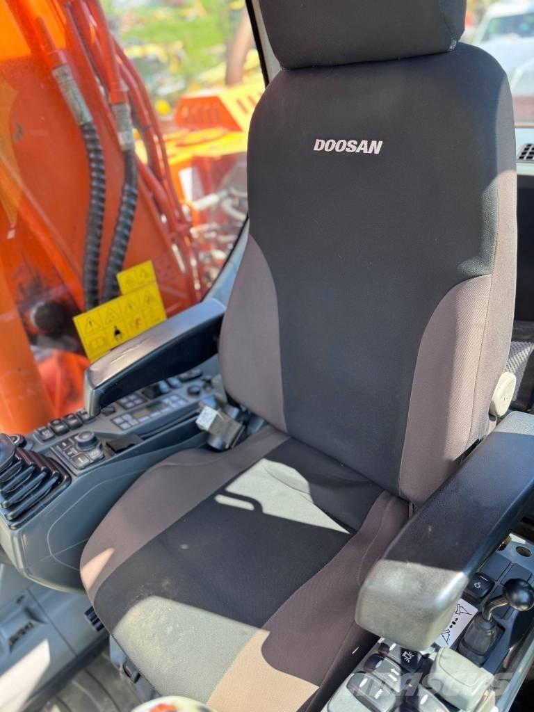 Doosan DX 140 W-3 轮式挖掘机