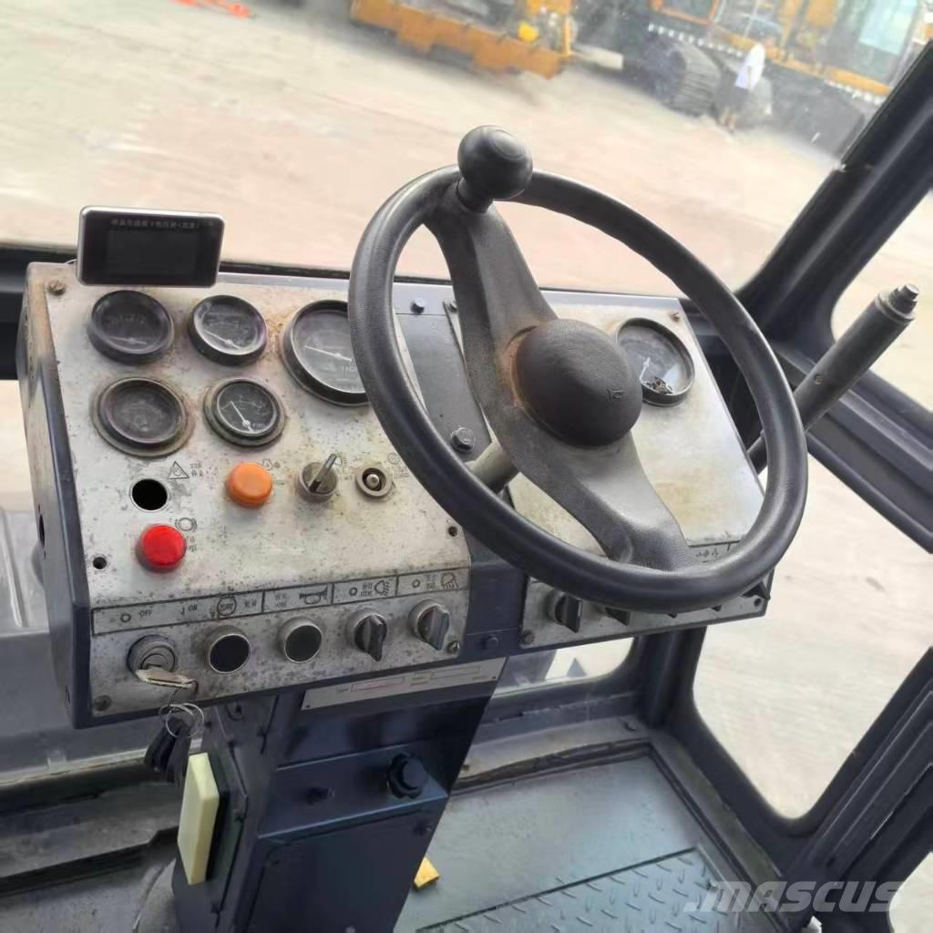 Dynapac CC211 双轮压路机