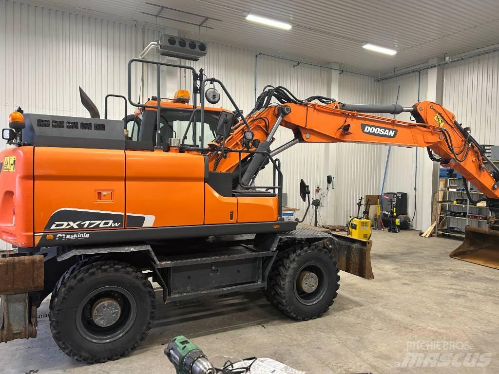 Doosan DX170W-5 轮式挖掘机