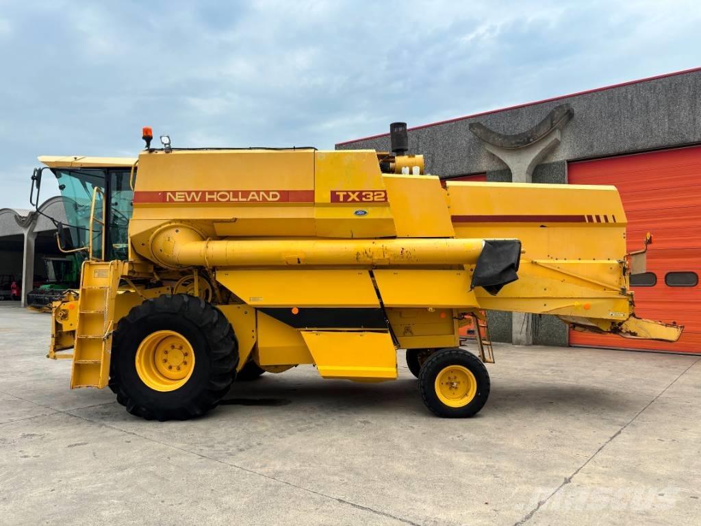 New Holland TX 32 联合收割机