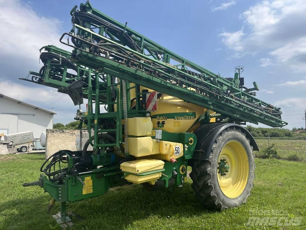 John Deere 840 i 牵引式喷雾机