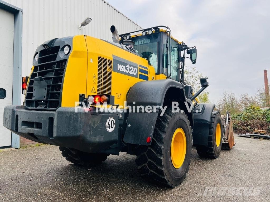 Komatsu WA320 轮式装载机