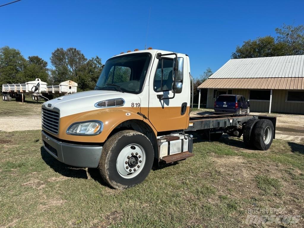 Freightliner M 106 平板车