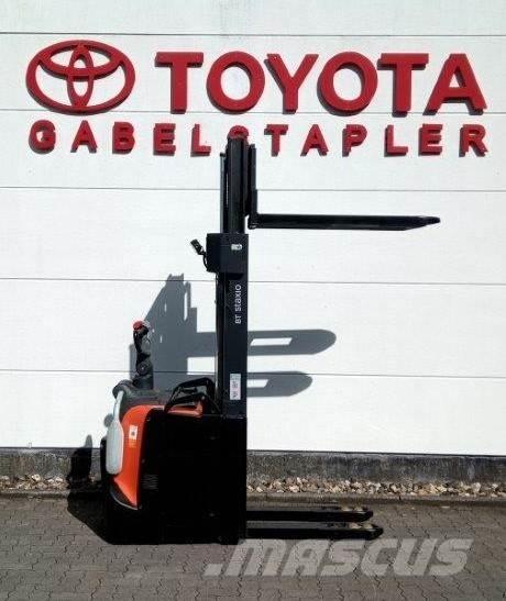Toyota SPE140L 手推堆垛车