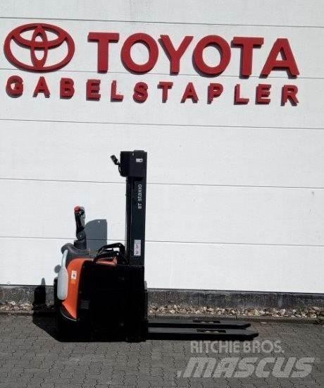 Toyota SPE140L 手推堆垛车