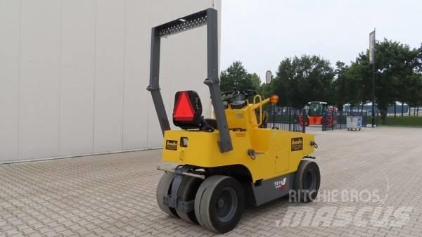 Sakai TS 160 胶轮压路机