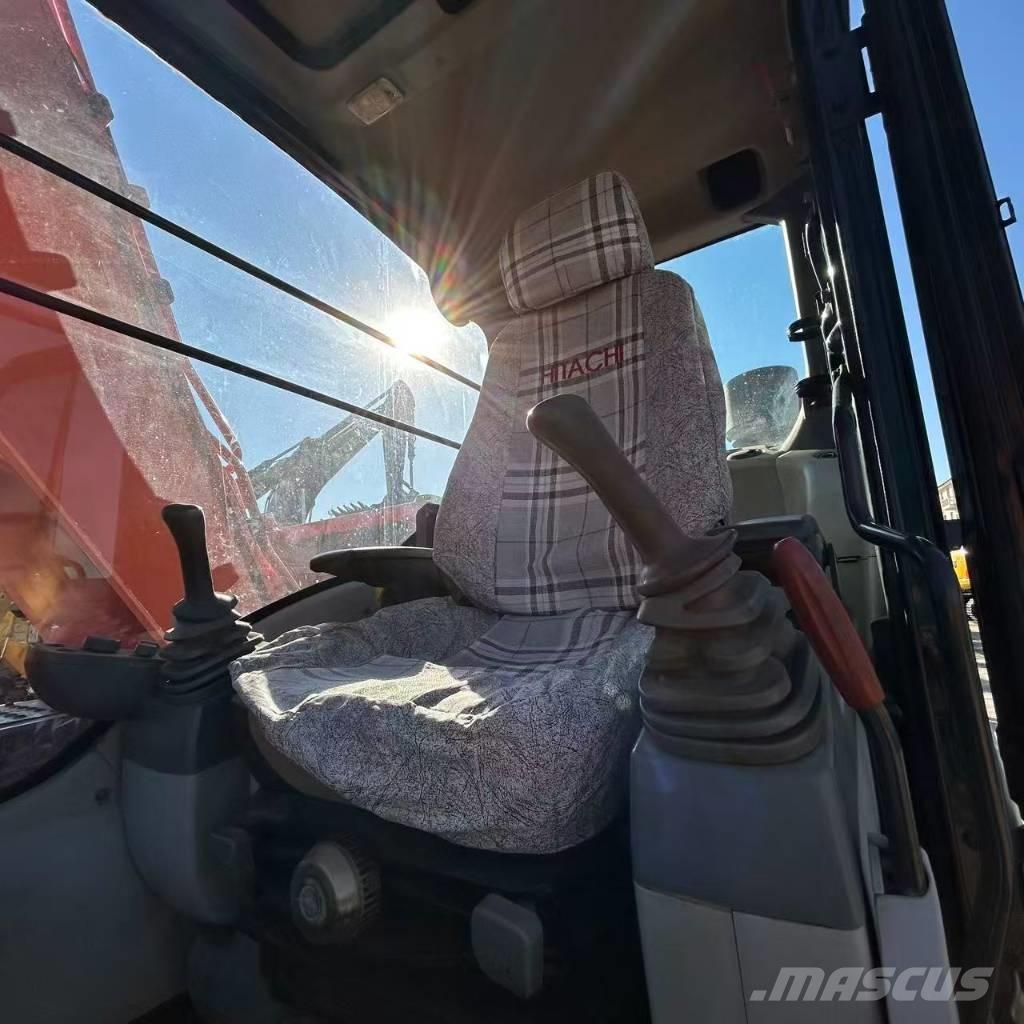 Hitachi ZX 130 履带挖掘机