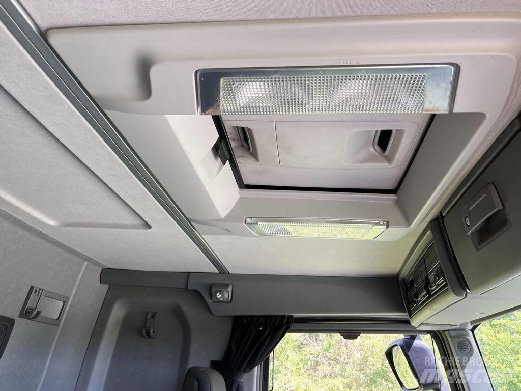 Renault Kerax 6x4 随车折臂吊