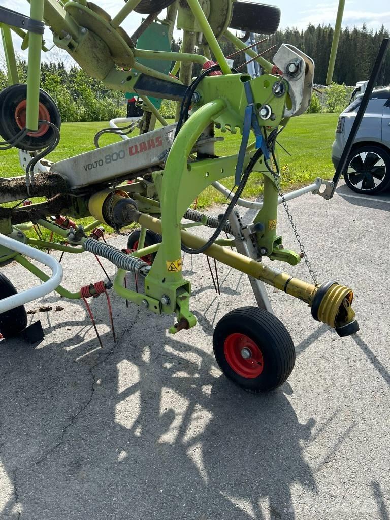 CLAAS Volto 800 犁耙和摊草机