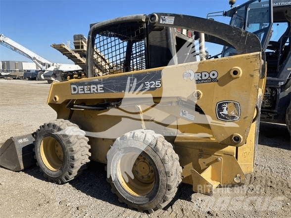 John Deere 325 滑移装载机