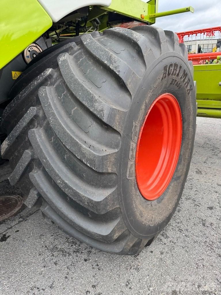 CLAAS Tucano 320 联合收割机