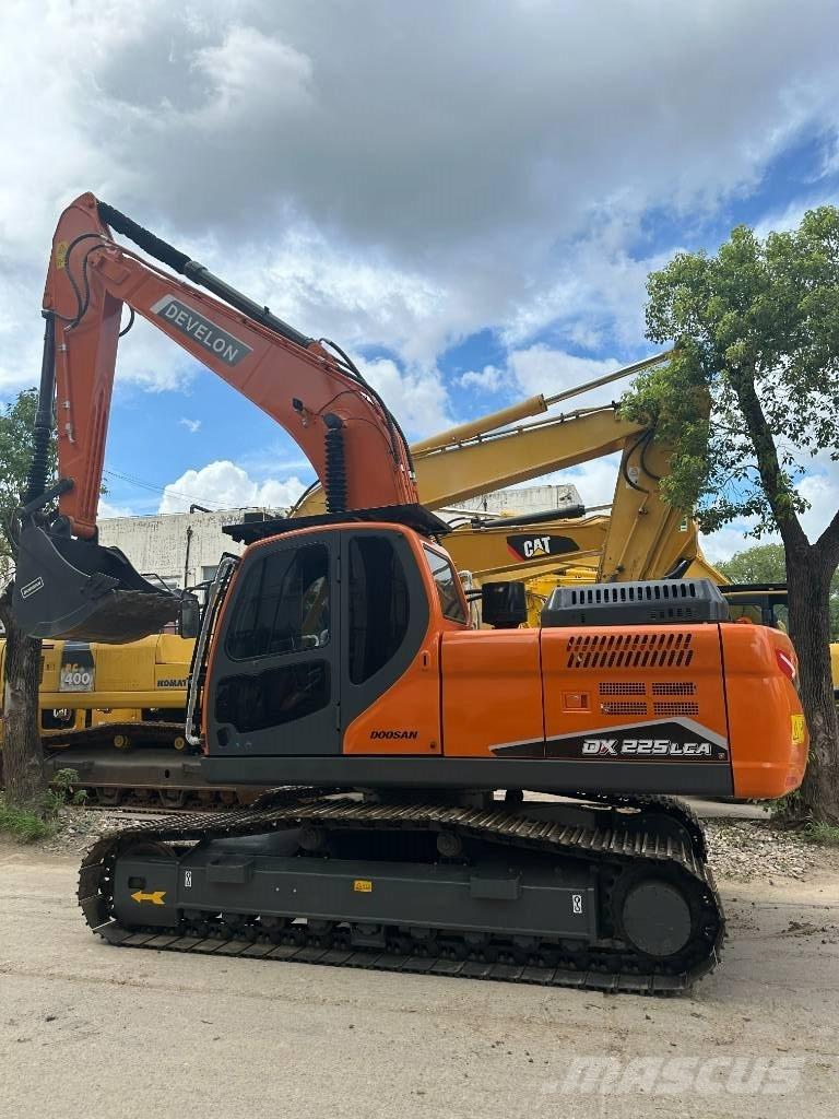 Doosan DX 225 LCA 中型挖掘机