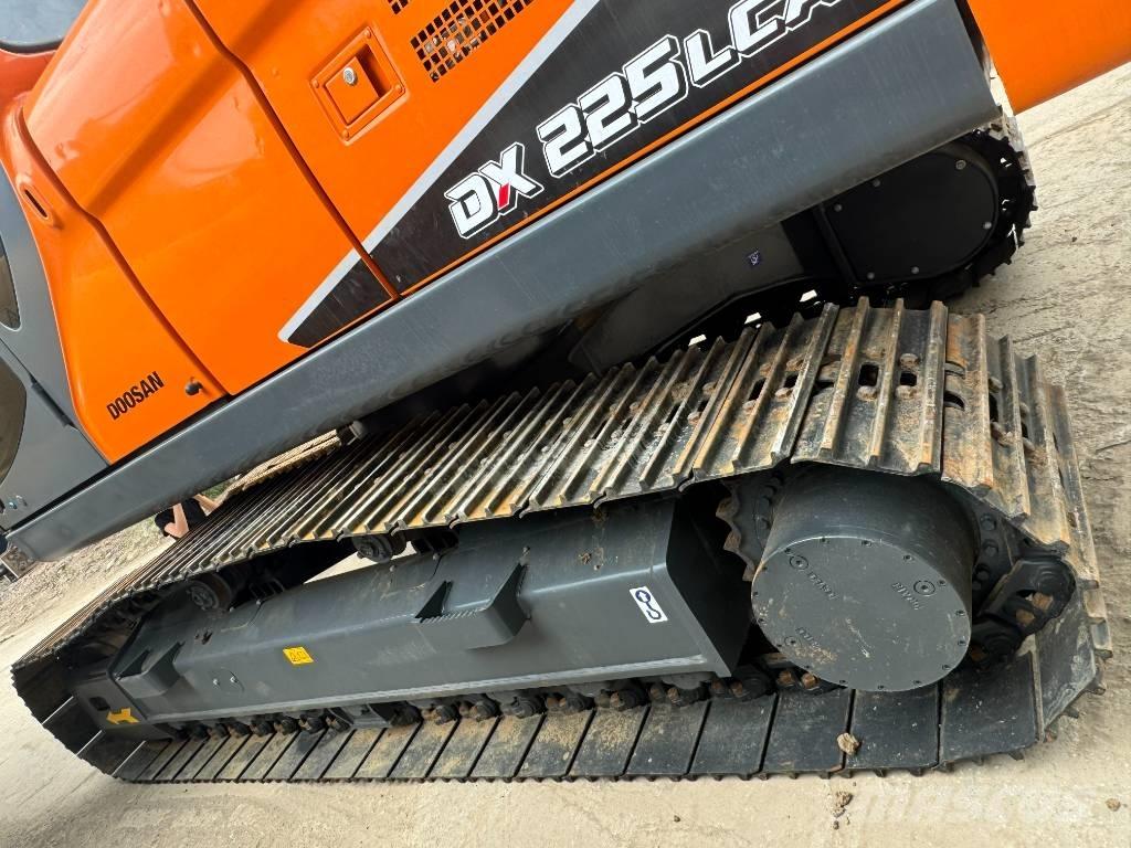 Doosan DX 225 LCA 中型挖掘机