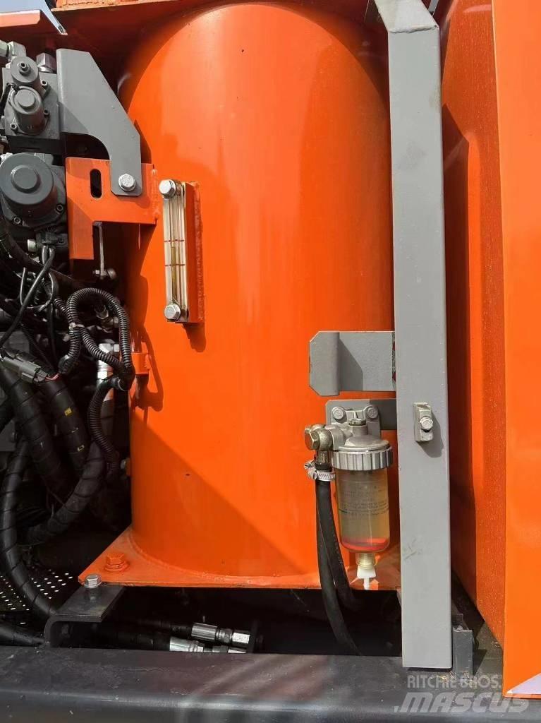 Hitachi 130 履带挖掘机