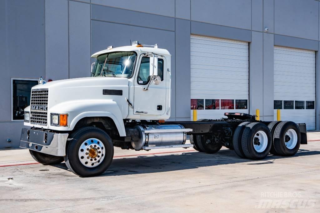 Mack CHN 613 牵引车
