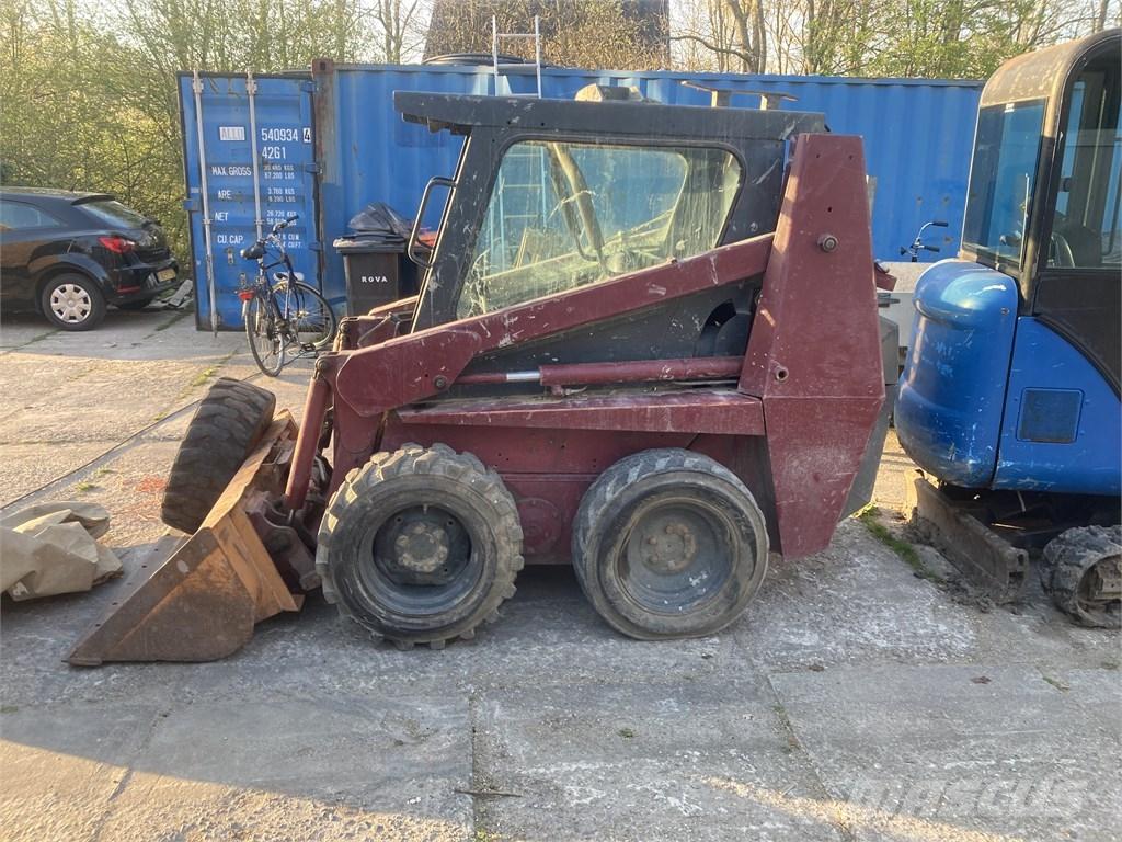 CASE 1840 滑移装载机