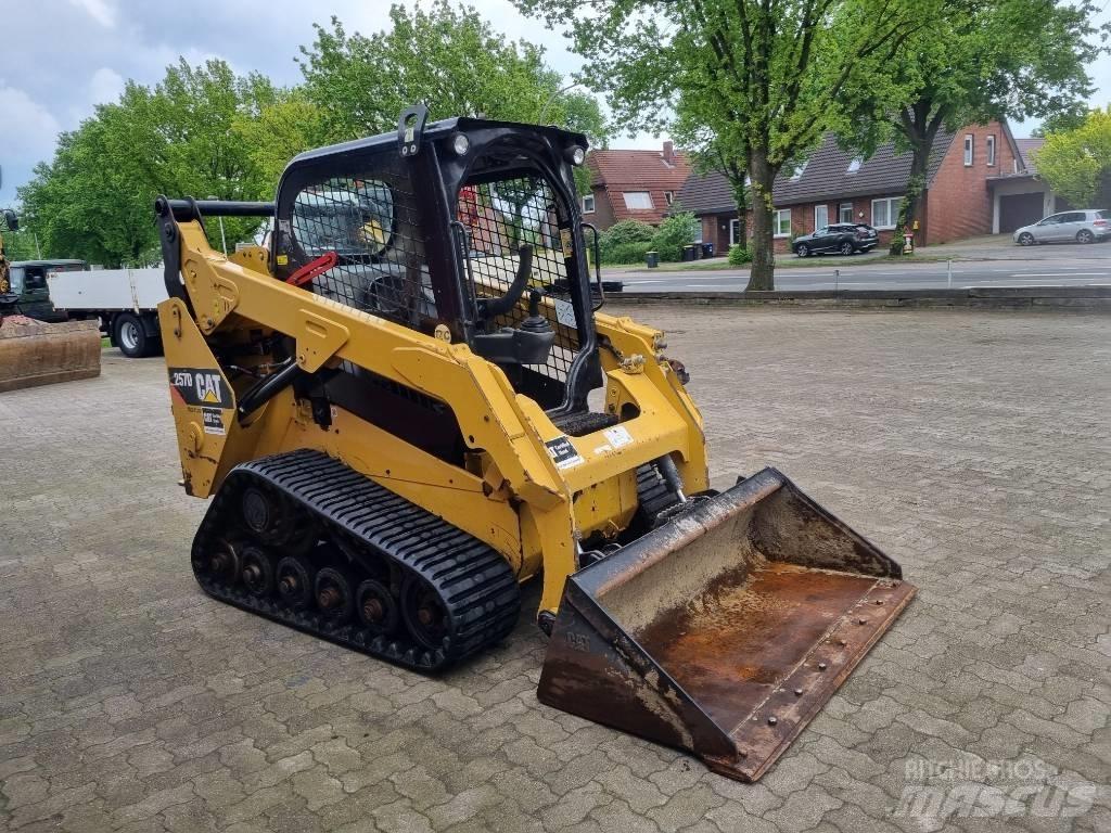 CAT 257 D 滑移装载机