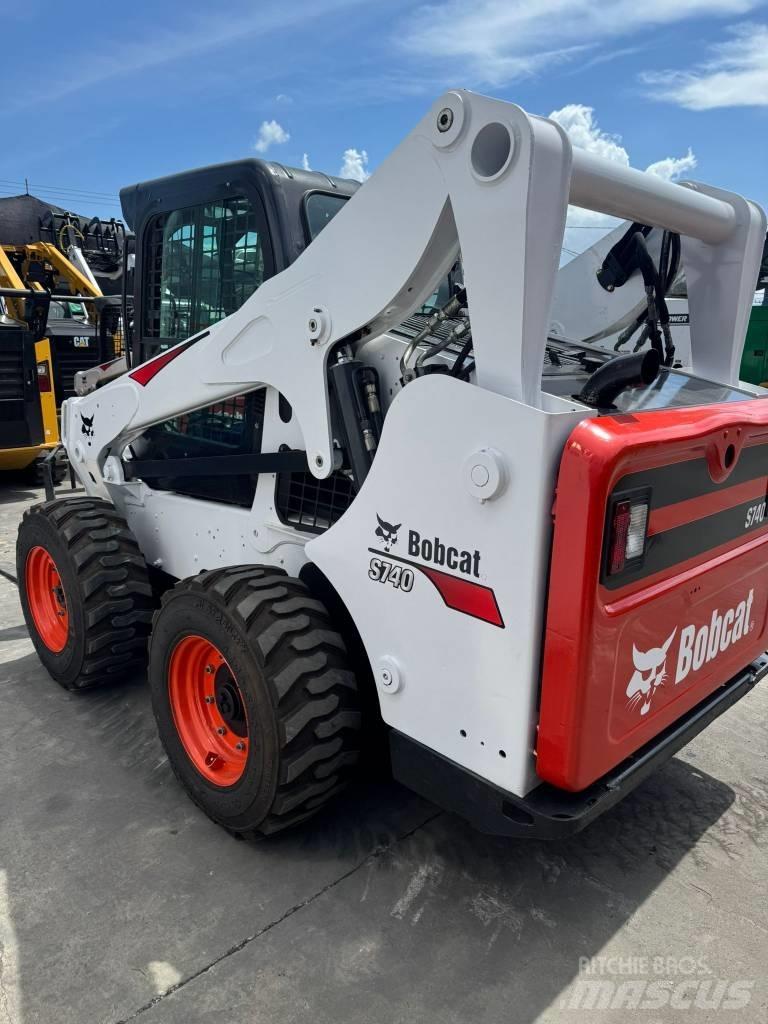 Bobcat S 740 滑移装载机