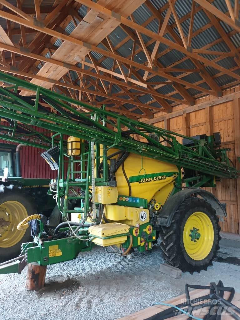 John Deere 840 牵引式喷雾机