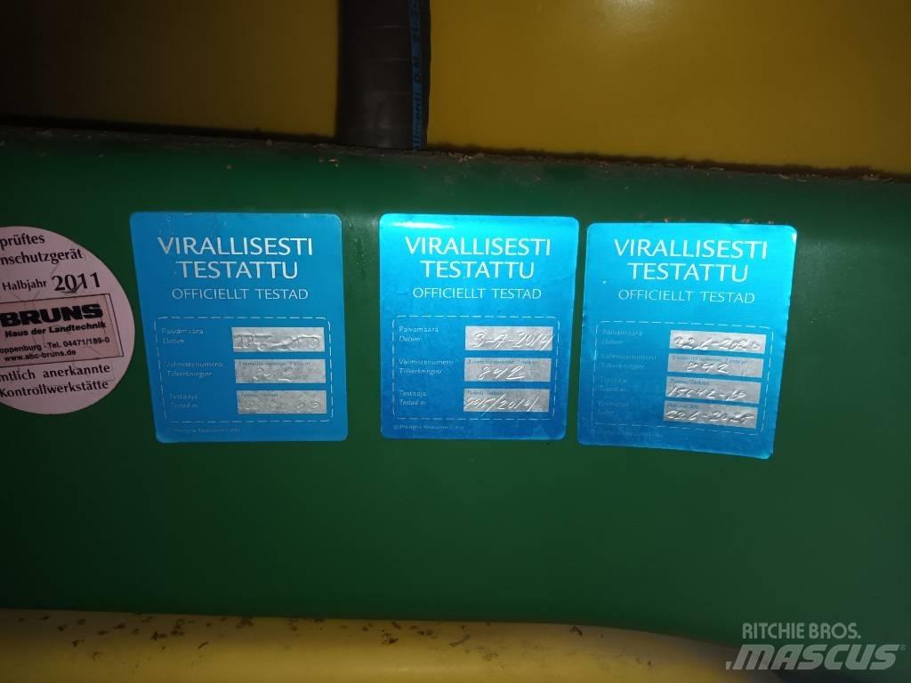 John Deere 840 牵引式喷雾机