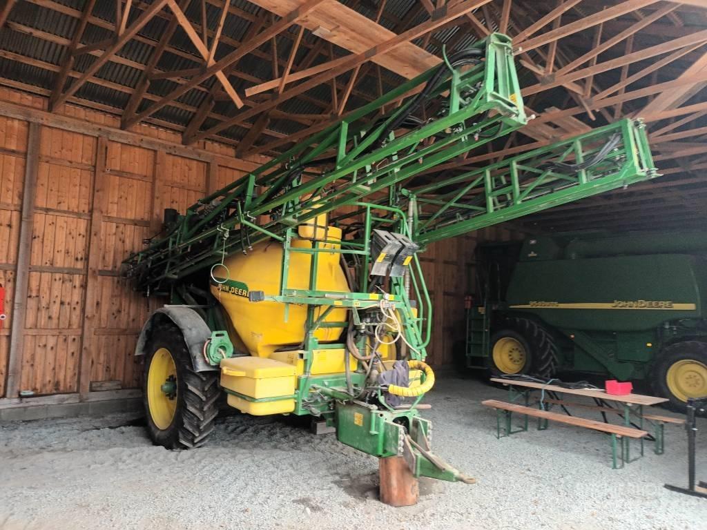 John Deere 840 牵引式喷雾机