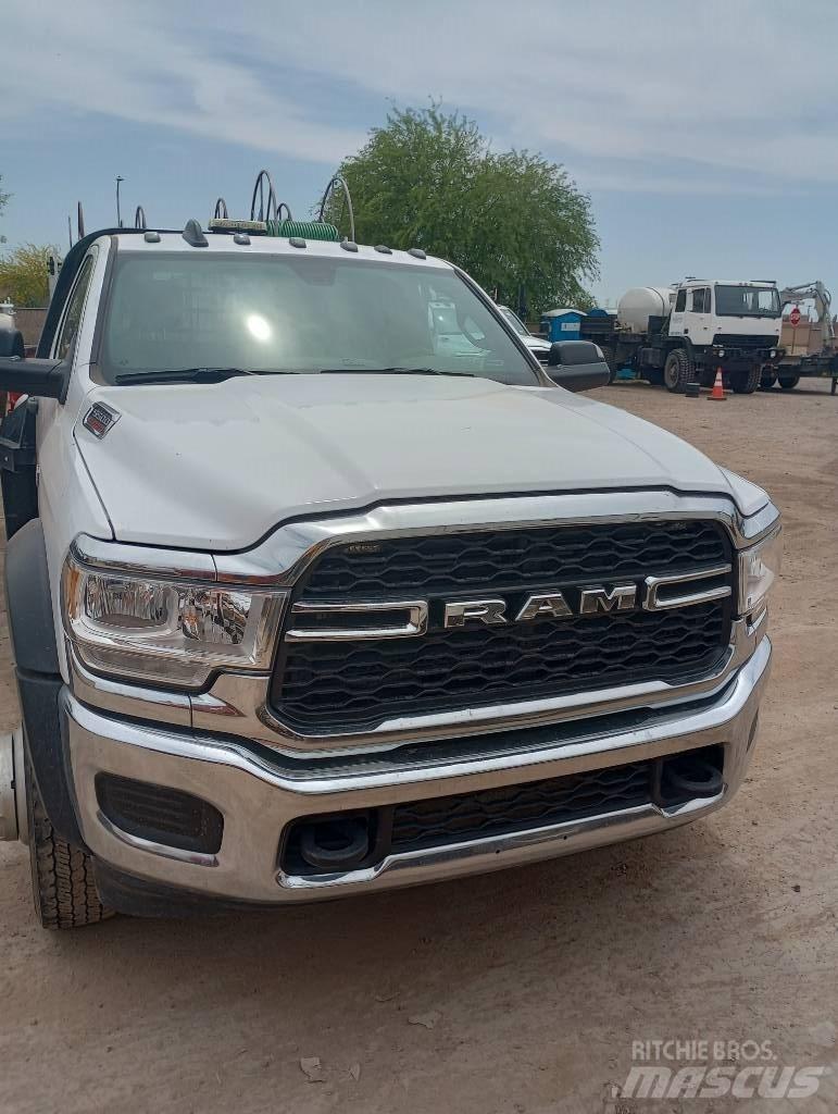 RAM 5500 平板栏板货车