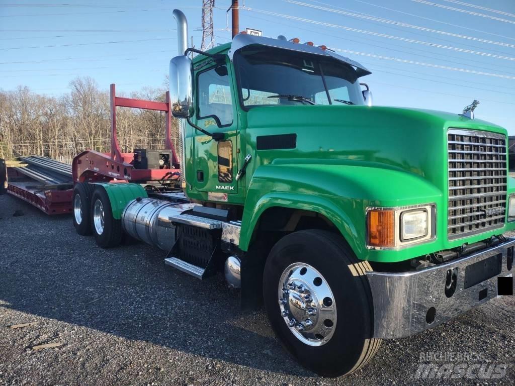 Mack CHU 613 牵引车