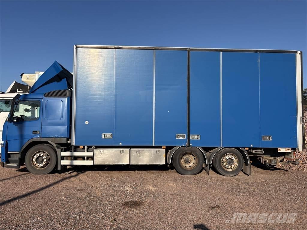 Volvo FM330 6x2 厢式货车