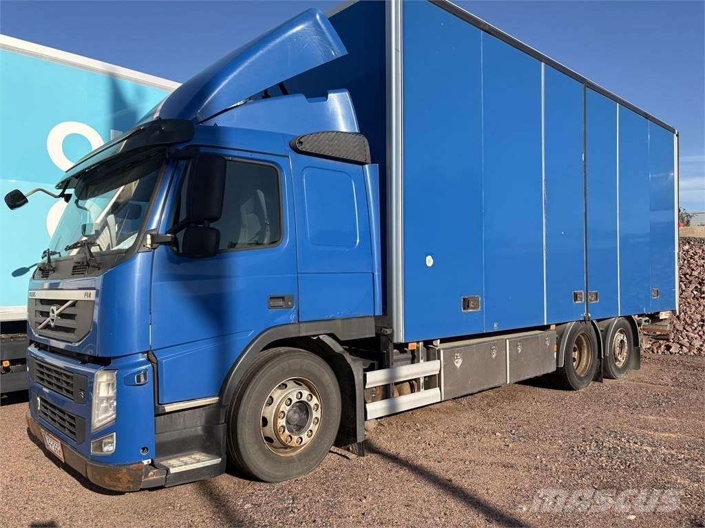 Volvo FM330 6x2 厢式货车
