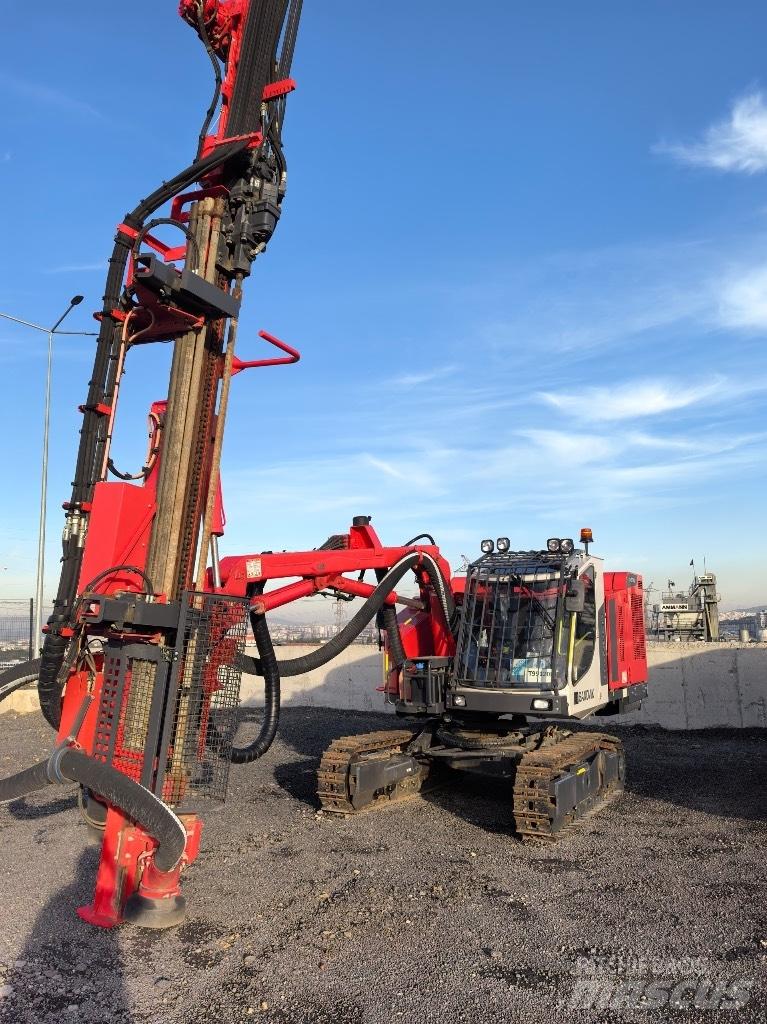 Sandvik DX 800 钻孔机