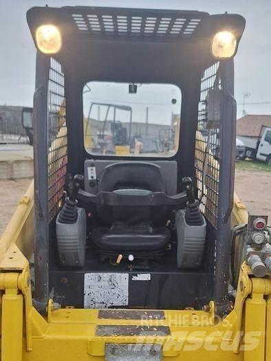 Komatsu SK815 小型装载机